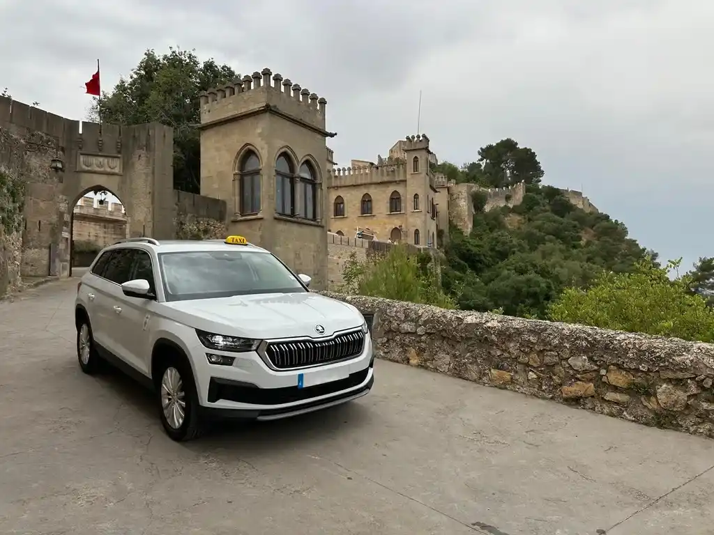 Taxi Xàtiva junto al Castillo de Xàtiva